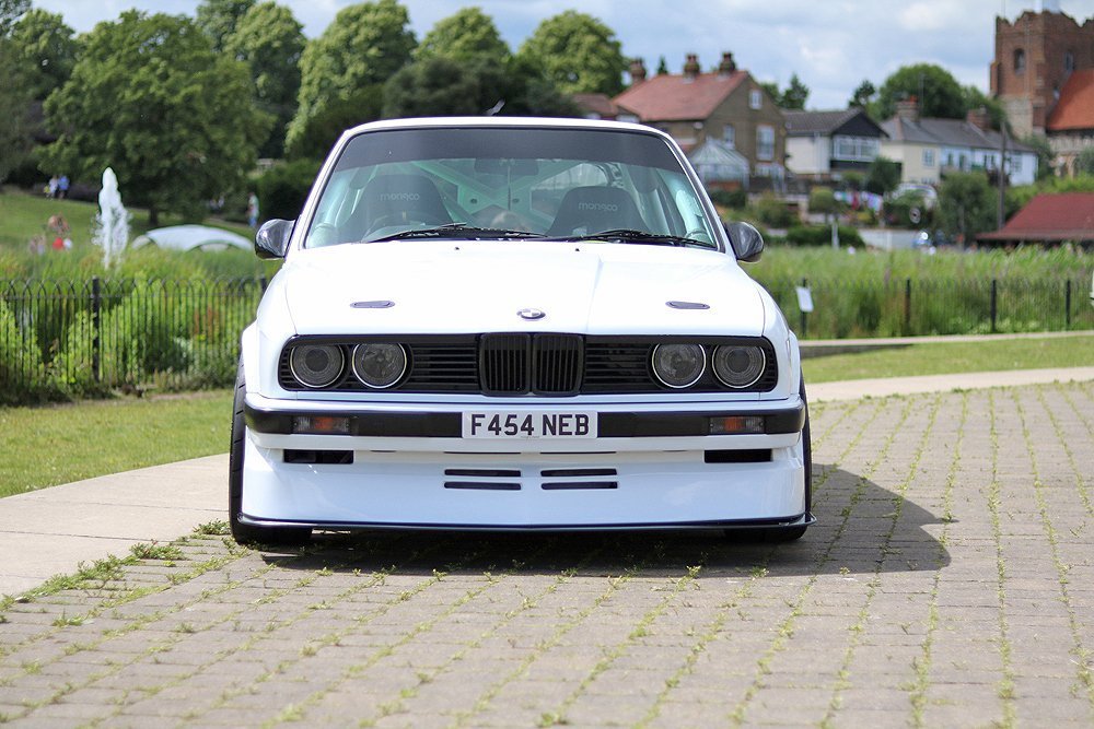 BMW_M3_classic_white_motor_show