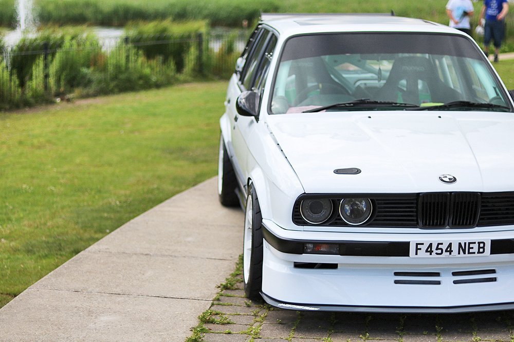 BMW_M3_classic_white_motor_show