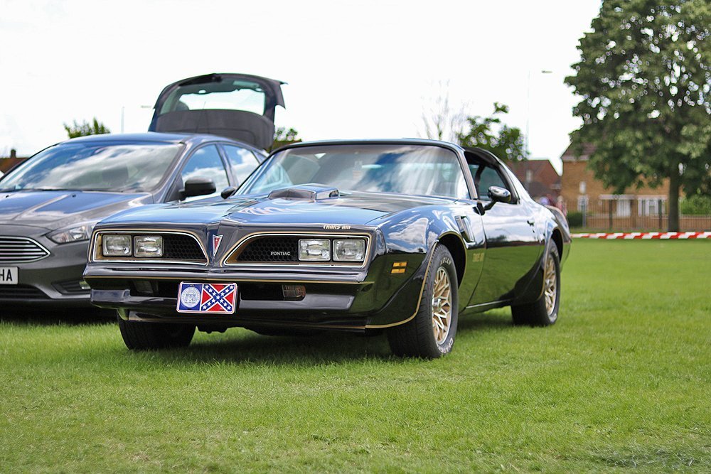 pontiac_Trans_am_gold_black_motor_show